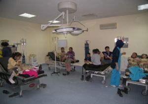 40 öğrenci yemekten zehirlendi